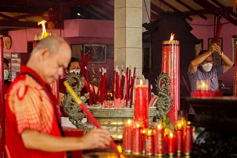 Ibadah Tahun Baru Imlek Di Vihara Gayatri Depok