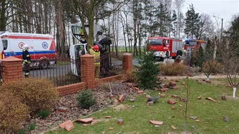 Święcia Samochód wypadł z drogi i uderzył w ogrodzenie posesji