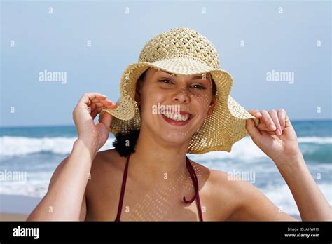 Mujer Joven En Bikini En La Playa Con Sombrero De Paja Mirando A La