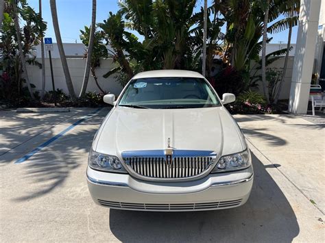 Used 2005 Lincoln Town Car Signature Limited LOW MILES 23,114 in ...