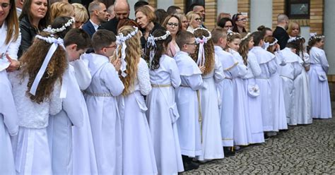 Pierwsza Komunia 2024 Ile włożyć do koperty Mówi się o kwotach jak na