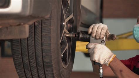 Sia Homem Carro Mec Nico Substituindo Uma Carro Pneu Dentro Garagem