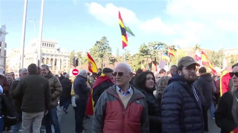 Miles de personas se manifiestan en Madrid contra Sánchez y la deriva