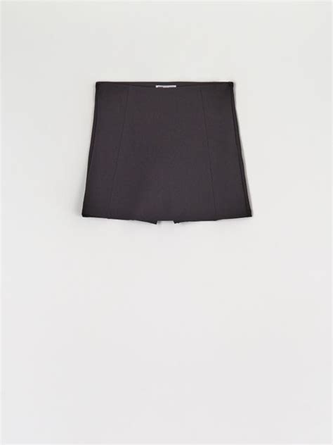 Pantaloni scurți din stofă Culoare negru SINSAY 9249T 99X