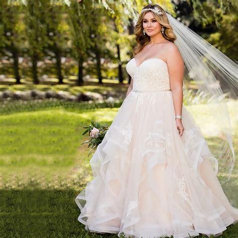 Elegant Plus Size Lace Wedding Dresses Strapless Ball Gown Wedding