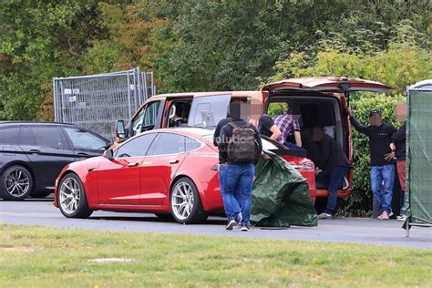 Tesla Model S Patrol Car Runs Out Of Juice During Chase Cop Pulls Out