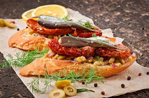 Crostini Con Anchoas Aceitunas Y Tomates Secados Al Sol Foto Premium