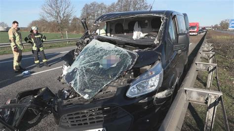 Ein Schwerverletzter Auto in Flammen Schwere Unfälle sorgen für Chaos