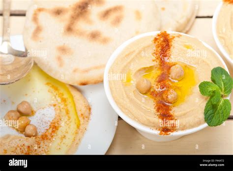 Hummus with pita bread Stock Photo - Alamy