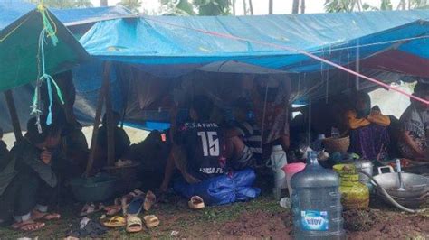 Belum Ada Fasilitas MCK Korban Gempa Di Desa Sarampad Gali Lobang