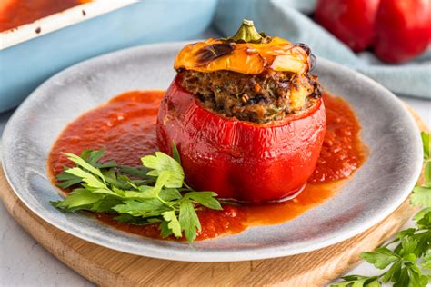 Gefüllte Paprika mit Hackfleisch und Tomatensoße im Backofen Rezept