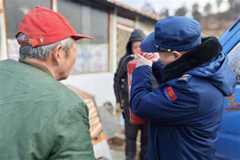 北京密云消防开展排查整治与演练活动，保证村民自建房消防安全救援房屋灭火