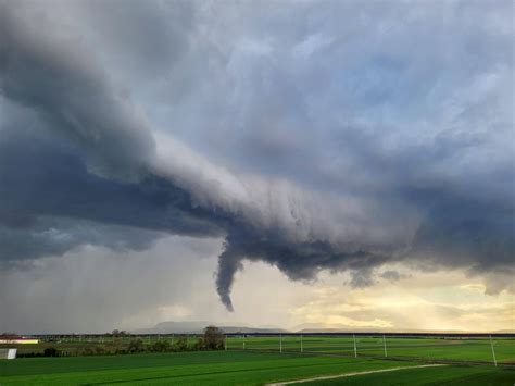 Tornado Fegt über Norddeutschland Augenzeuge Filmt Das Spektakel