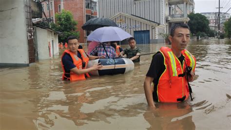 强降雨致黄石多地内涝 ，消防转移被困居民关键帧澎湃新闻 The Paper