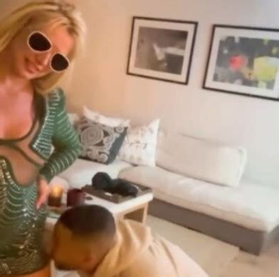 Party Sfrenato Dopo Il Divorzio Cos Britney Spears Archivia Sam