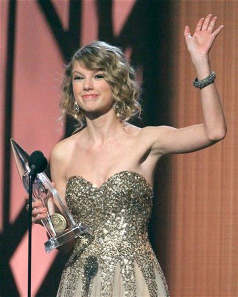 Taylor Swift Takes Home Four Country Music Association Awards