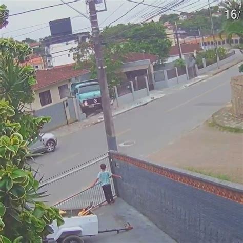 Caminh O Perde Freio Em Ladeira E Invade Casa