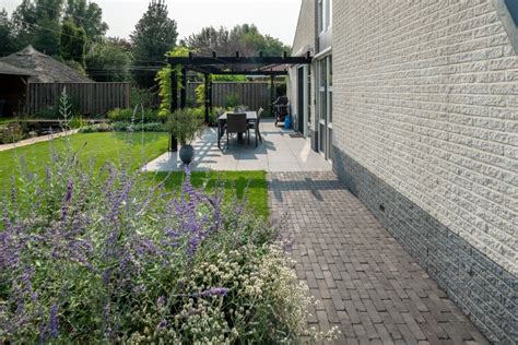 Groene Tuin Met Zwarte Pergola Terras Trends