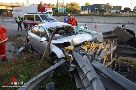 O Auto Kracht Auf A Bei Haag Am Hausruck Frontal Gegen