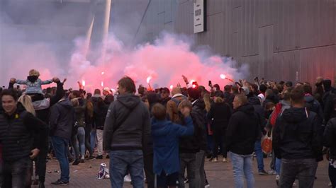 Ajax Fans Vieren Tijdens Kampioenswedstrijd Al Feest Rond Arena