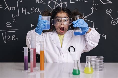 Enfant De Scientifique En Blouse Blanche Avec étudier Un Crâne Photo