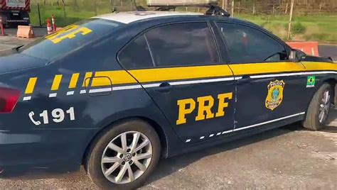 PRF apreende carro transportando 6 mil maços de cigarros Vídeo