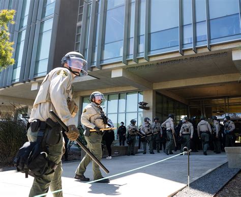 Students and faculty call on Chancellor Khosla to resign – The UCSD