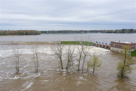 Video Powerful Water Floods Town After 2 Dams Break In Michigan