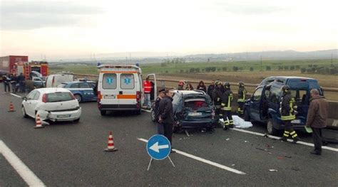 Autostrada Napoli Roma Drammatico Incidente A Catena Morta Una