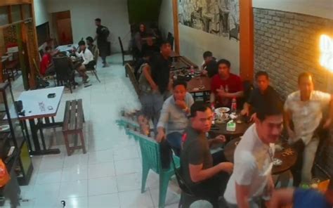 Viral Kelompok Pemuda Serang Warga Pakai Busur Dan Parang Mengerikan