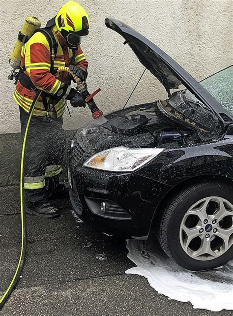 Feuerwehr löscht brennendes Auto Herbolzheim Badische Zeitung