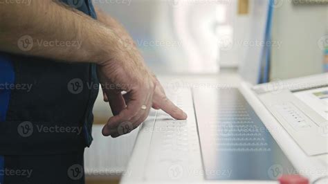 trabalhador industrial homem usando o painel de controle da máquina de