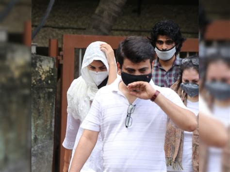 Sushant Singh Rajput Rumored Girlfriend Rhea Chakraborty Reached At Cooper Hospital Photos