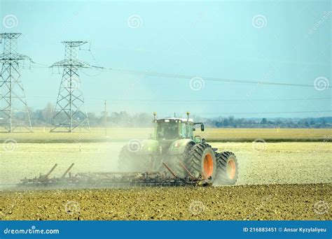 Tractor Con Arado Que Trabaja En El Campo Un Agricultor Que Conduce Un