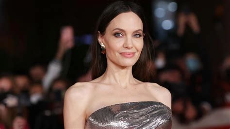 Le Premier Mari D Angelina Jolie A Révélé Des Détails Choquants Sur Leur Liaison Une Femme