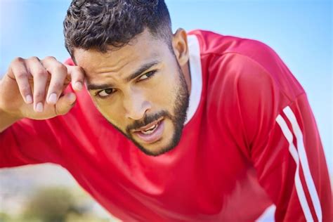 Deportes De F Tbol Y Joven Atleta Cansado En Un Juego De Entrenamiento