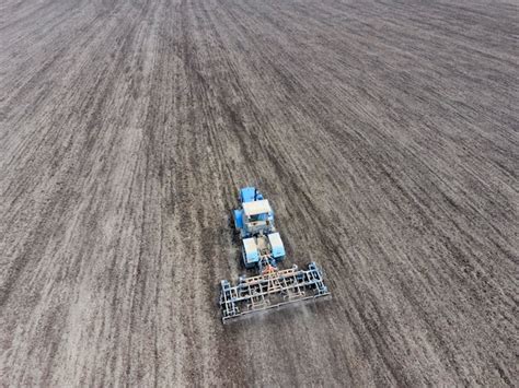 Cultivo De La Tierra Para La Siembra De Cereales Tractor Arando La