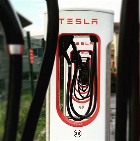 Superchargeur Tesla premières bornes V3 installées en Europe et