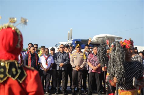 Resmi Beroperasi Bupati Limi Saksikan Langsung Pendaratan Dan