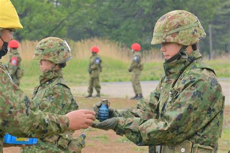 陸上自衛隊【東部方面混成団】公式 On Twitter 女性自衛官教育隊は「手りゅう弾投てき」を実施しました。演習用手りゅう弾を手に投てき