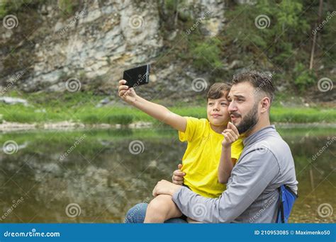 Selfie Foto De Hijo Y Pap Concepto De Familia Y Foto Selfie Imagen De