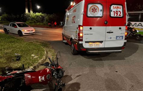 Acidente entre carro e moto deixa motociclista ferido em Bragança