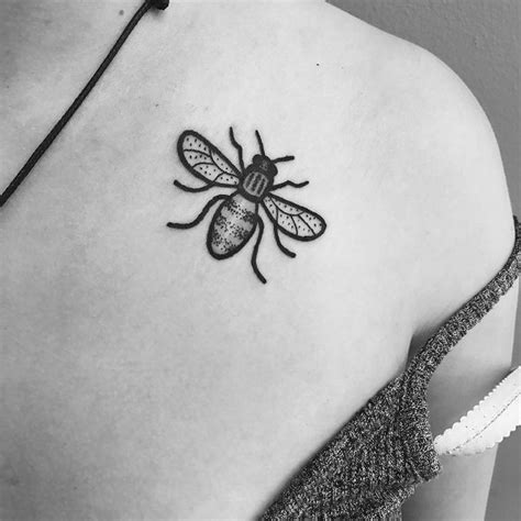 40 Beautiful Bee Tattoo Designs And Ideas For Everyone Blurmark Cute Tattoos For Women Bee