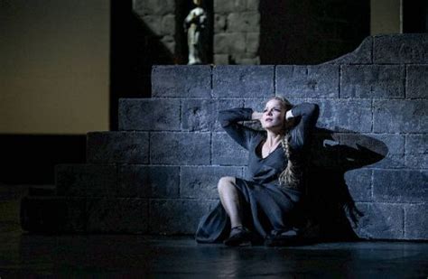 El Na Garan A Shines As Santuzza In Z Rich Opera S Cavalleria Rusticana