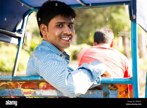 Retrato De Un Hombre Sentado En Un Rickshaw Y Sonriente Nueva Delhi