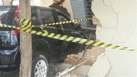 Muro Fica Destru Do Ap S Carro Atingir Casa Em Birigui S O Jos Do