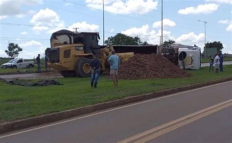 Carreta carregada cavaco tomba na BR 163 em Sinop Só Notícias