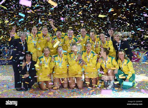 L équipe australienne se pose avec le trophée après leur victoire