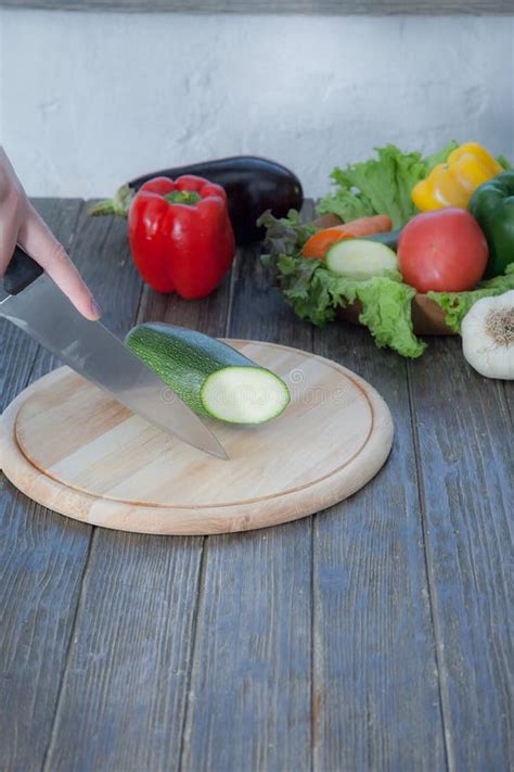 Verduras Frescas En La Tajadera Y La Tabla Oscura Calabac N Cortado En