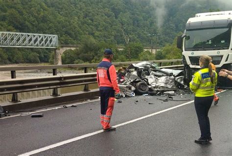 Familie distrusă pe Valea Oltului după coliziunea dintre un TIR și un